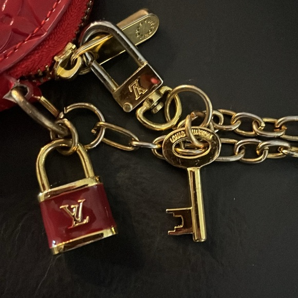 EUC Louis Vuitton Vernis Heart Coin Wallet - Picture 3 of 16